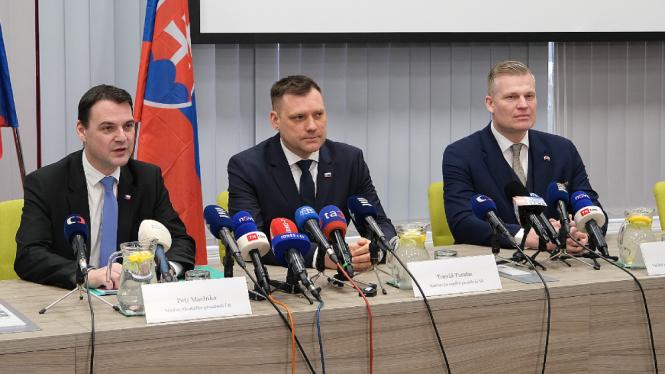 Ministr ČR Petr Macinka, ministr SR Tomáš Taraba a zmocněnec Filip Turek na tiskové konferenci